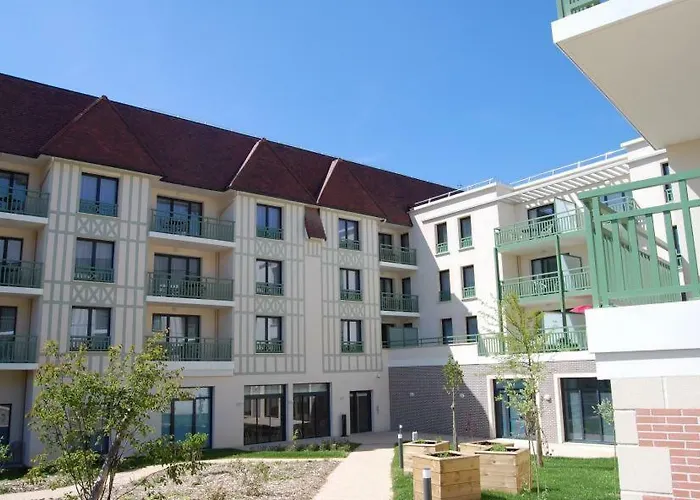 Services Seniors Domitys - Les Safrans 4*