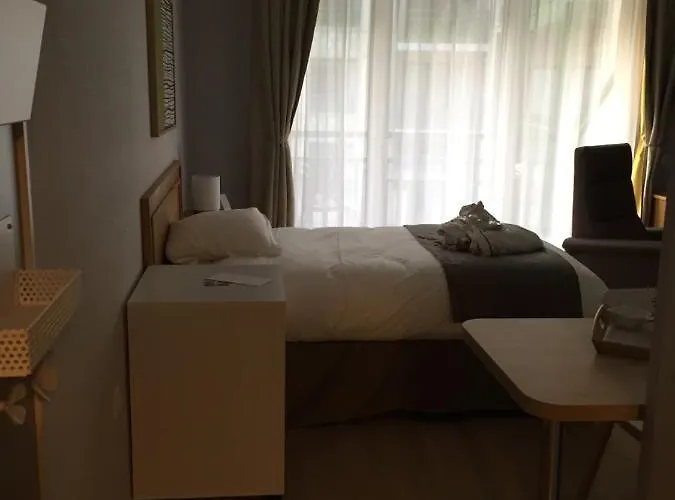 Services Seniors Domitys - Les Safrans Aparthotel 4*